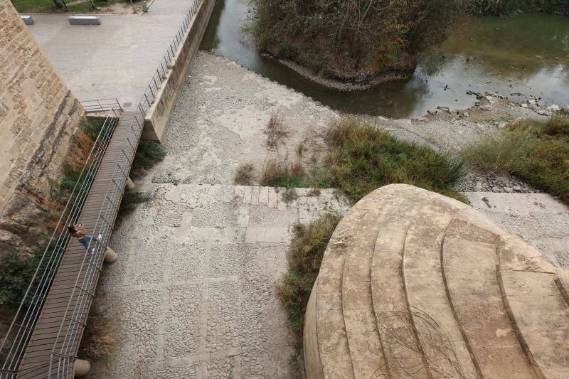 La sequía del Guadalquivir a su paso por Córdoba, en imágenes