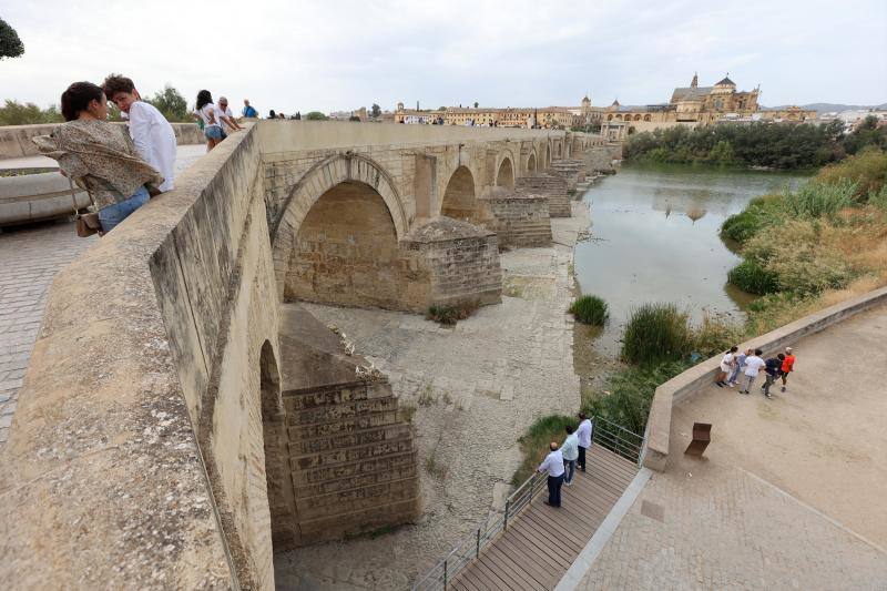 La sequía del Guadalquivir a su paso por Córdoba, en imágenes