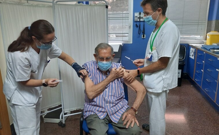 Vacuna gripe 2022 Valencia: la campaña se fusiona con la cuarta dosis contra el coronavirus