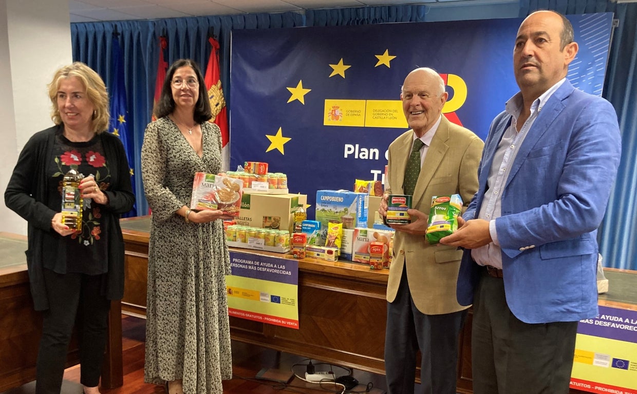 El presidente del Banco de Alimentos de Valladolid junto a la subdelegada del Gobierno en la provincia y los representantes de otras organizaciones