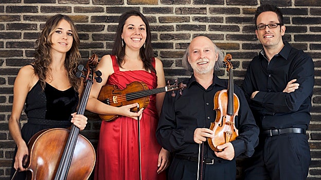 El docente Ángel junto a otros integrantes del grupo 'El Arte Mvsico« que dirige.