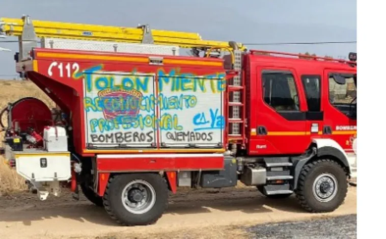 Tolón tacha de 'acto vandálico' las pintadas de protesta en los camiones de los bomberos