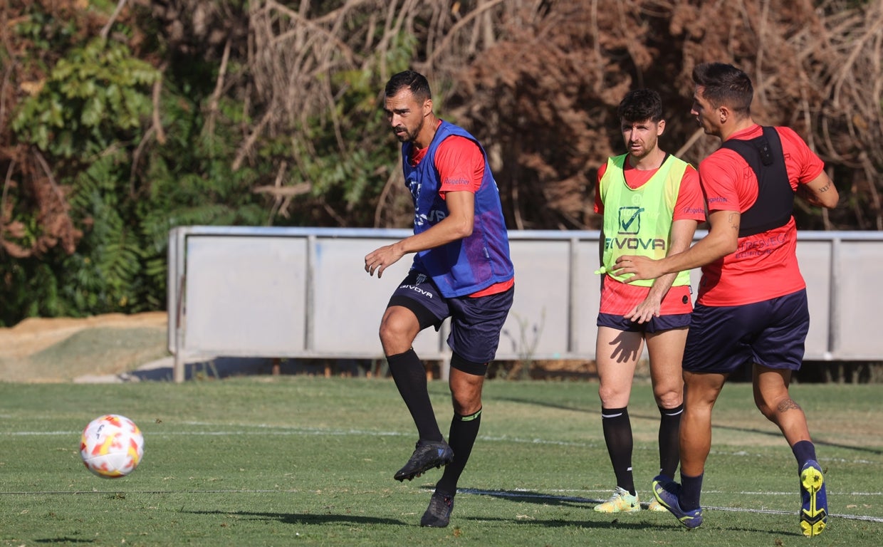 Miguel de las Cuevas golpea el balón en el entrenamiento con el Córdoba CF