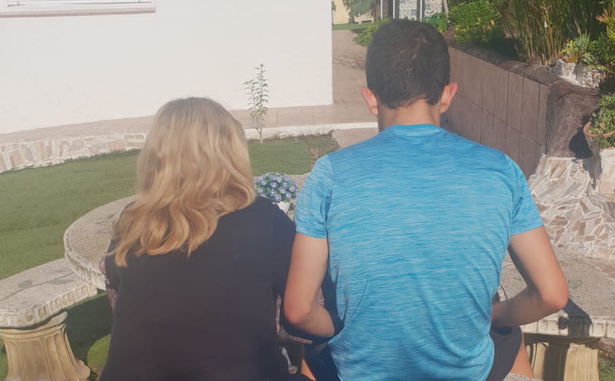 Pilar Joan, junto a su hijo Sergi, en su casa de Vallirana (Barcelona)