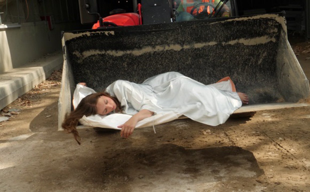 Una de las actrices sobre una de las excavadoras que intervinieron en las obras de la plaza de España