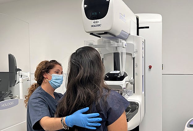 Una mujer se somete a una mamografía en Quirónsalud