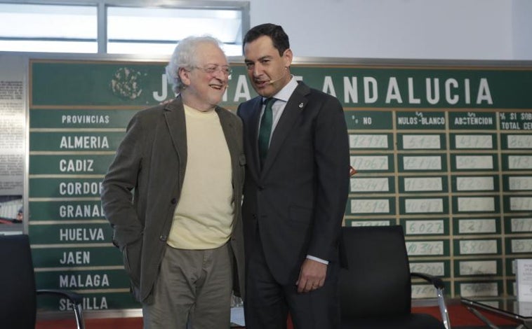 Imagen principal - Diferentes momentos del acto que tuvo lugar durante la presentación del libro sobre el andalucismo