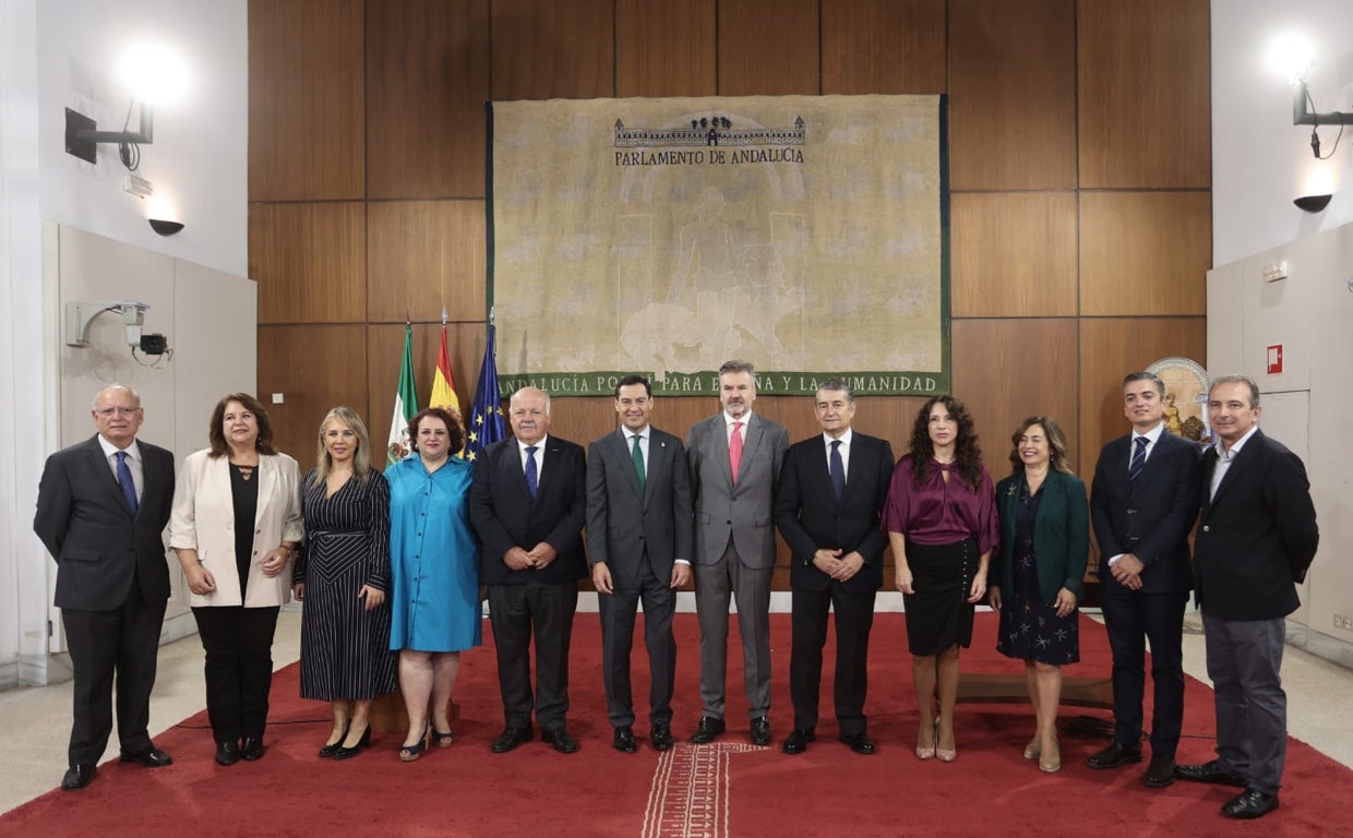 El presidente de la Junta, Juanma Moreno, y el de el Parlamento, Jesús Aguirre, junto a los miembros del Consejo Audiovisual de Andalucía