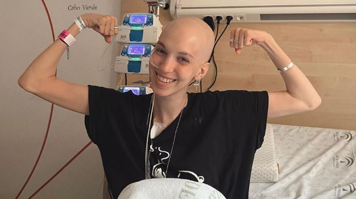 Elena Huelva, la joven sevillana que cuenta su batalla contra el cáncer en las redes sociales