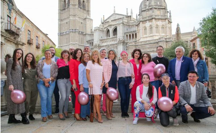 Lazo rosa en las Casas Consistoriales de Toledo para concienciar contra el cáncer de mama