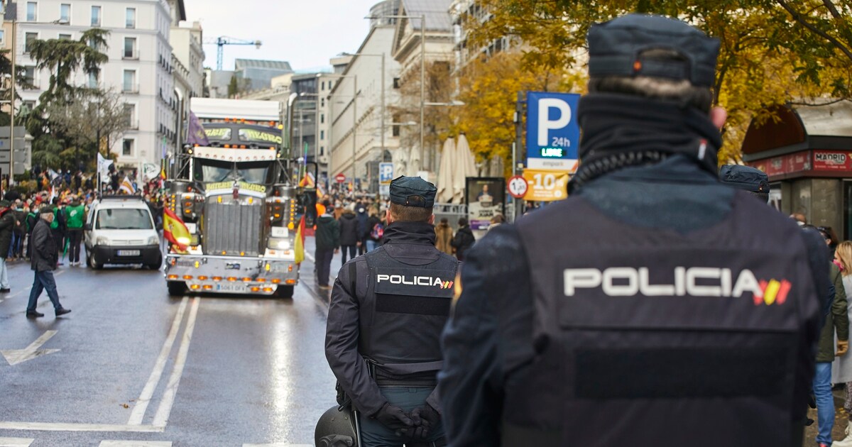 Interior promete que habrá chalecos antibalas para todos los policías y  guardias civiles en 2023 - Libertad Digital