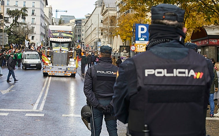 Todos los policías y guardias civiles contarán con chalecos antibalas cuando estén en la calle