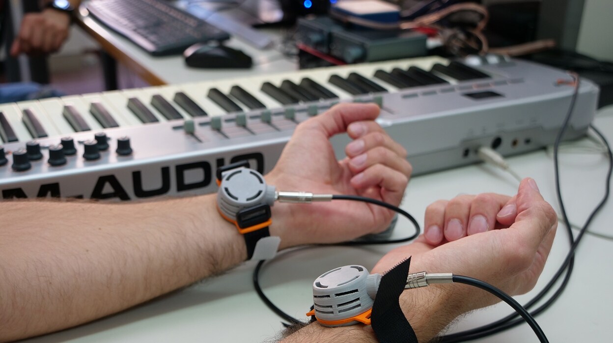 Escuchar música a través de la piel: el prototipo de unos investigadores de Málaga para personas con discapacidad auditiva