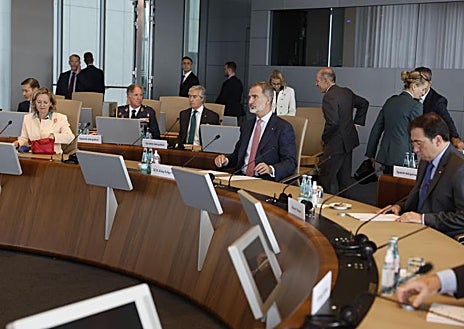 Imagen secundaria 1 - El Rey Felipe VI durante la visita al BCE junto a los trabajadores españoles