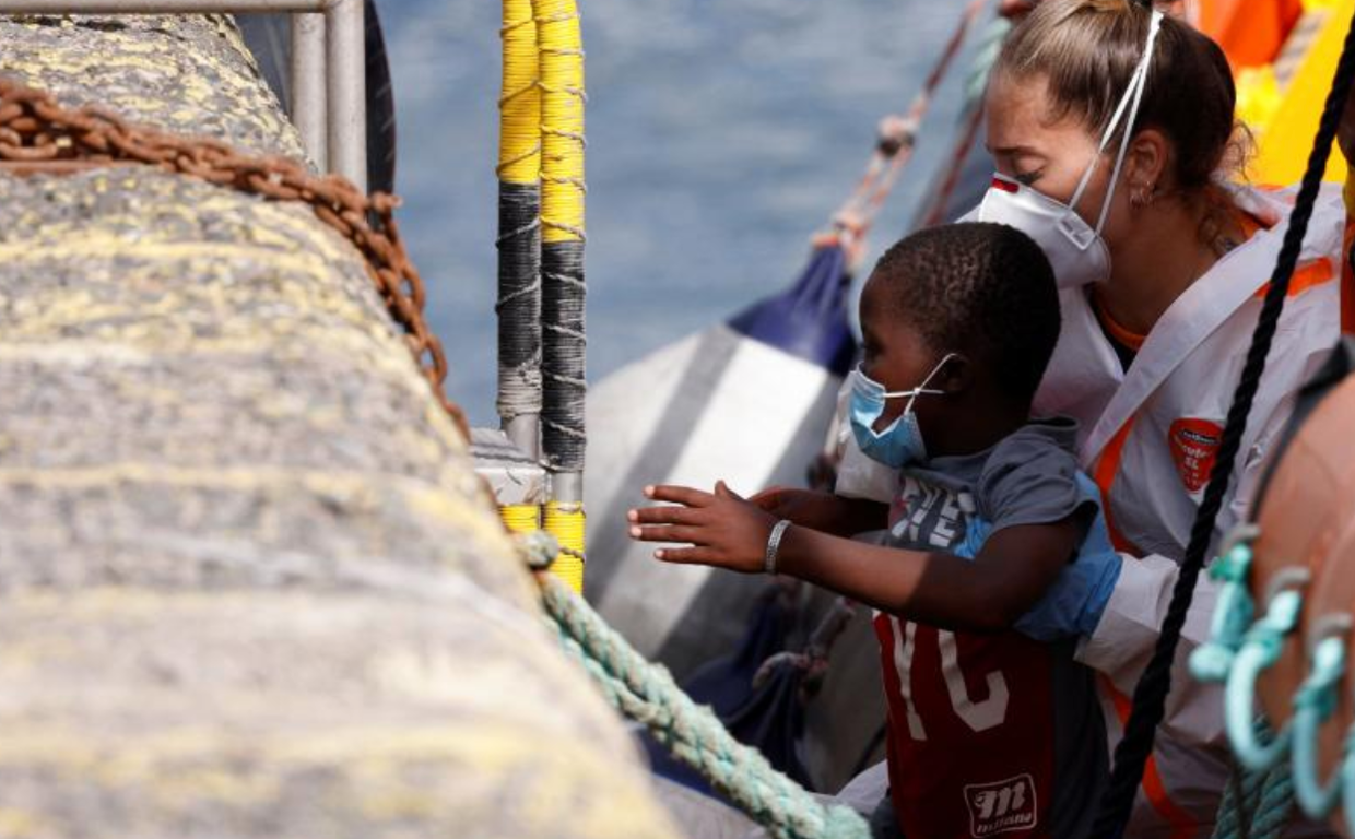 Uno de los menores rescatados en el muelle de Arguineguín, Gran Canaria