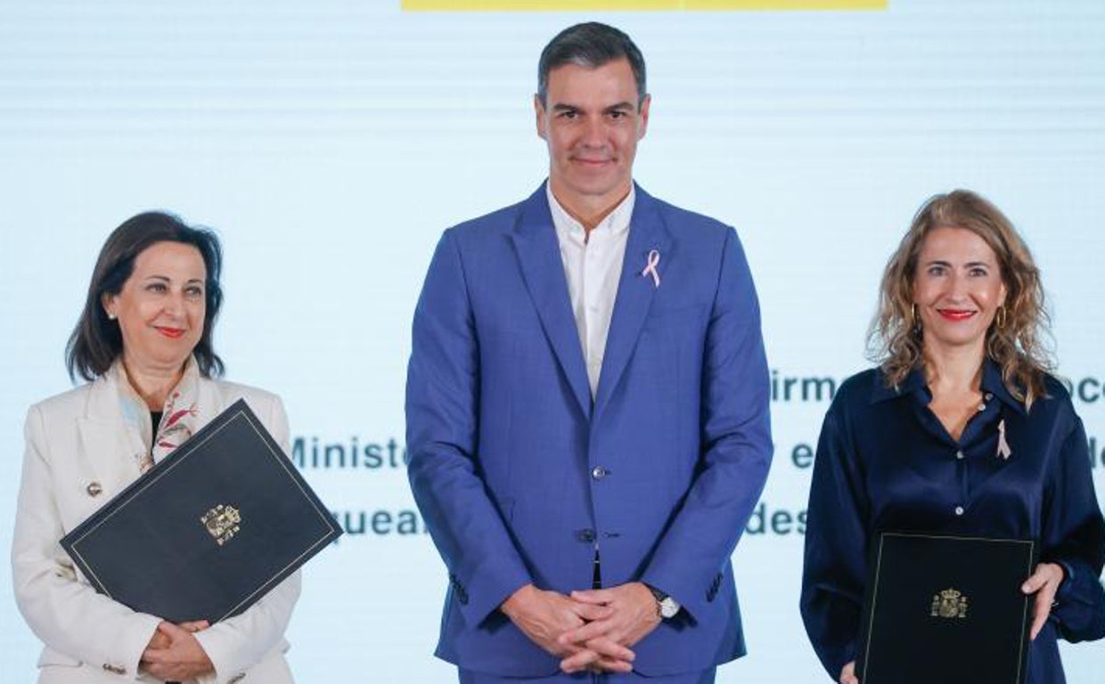 El presidente del Gobierno, Pedro Sánchez (c), junto a la ministra de Defensa, Margarita Robles (i), y la ministra de Transportes, Movilidad y Agenda Urbana, Raquel Sánchez Jiménez (d)