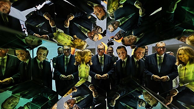 Francesca Thyssen muestra al alcalde y al consejero de Cultura una de las obras