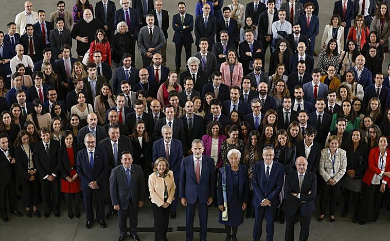 Imagen principal - El Rey Felipe VI durante la visita al BCE junto a los trabajadores españoles
