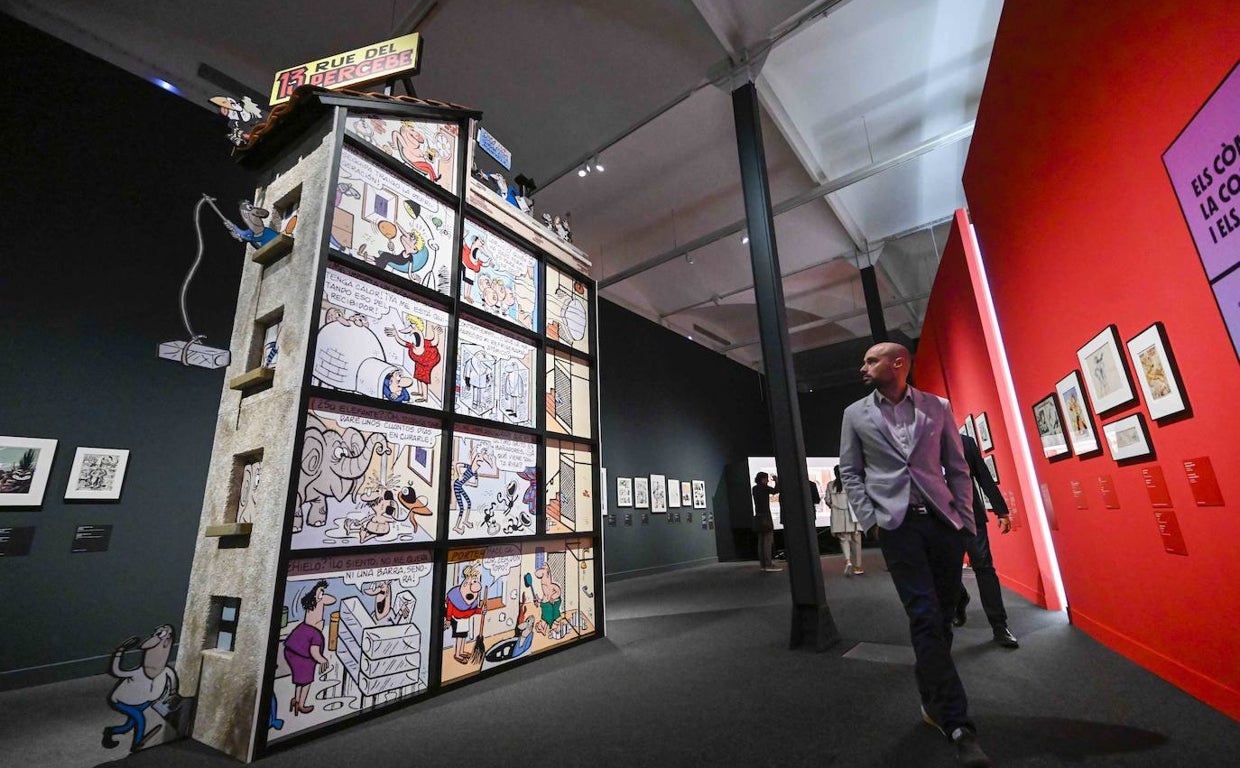 Una reproducción del edificio de '13, rue del Percebe' preside la sala dedicada al cómic español