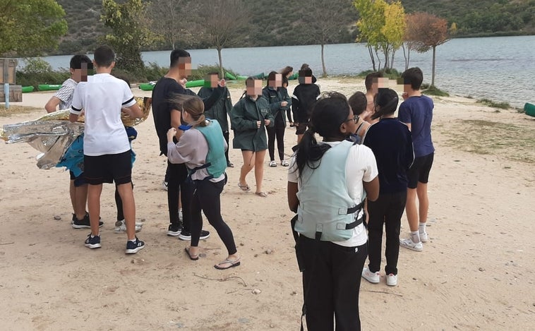 Rescatado un grupo de 55 menores que cayeron al agua cuando practicaban piragüismo en el pantano de las Vencías (Segovia)