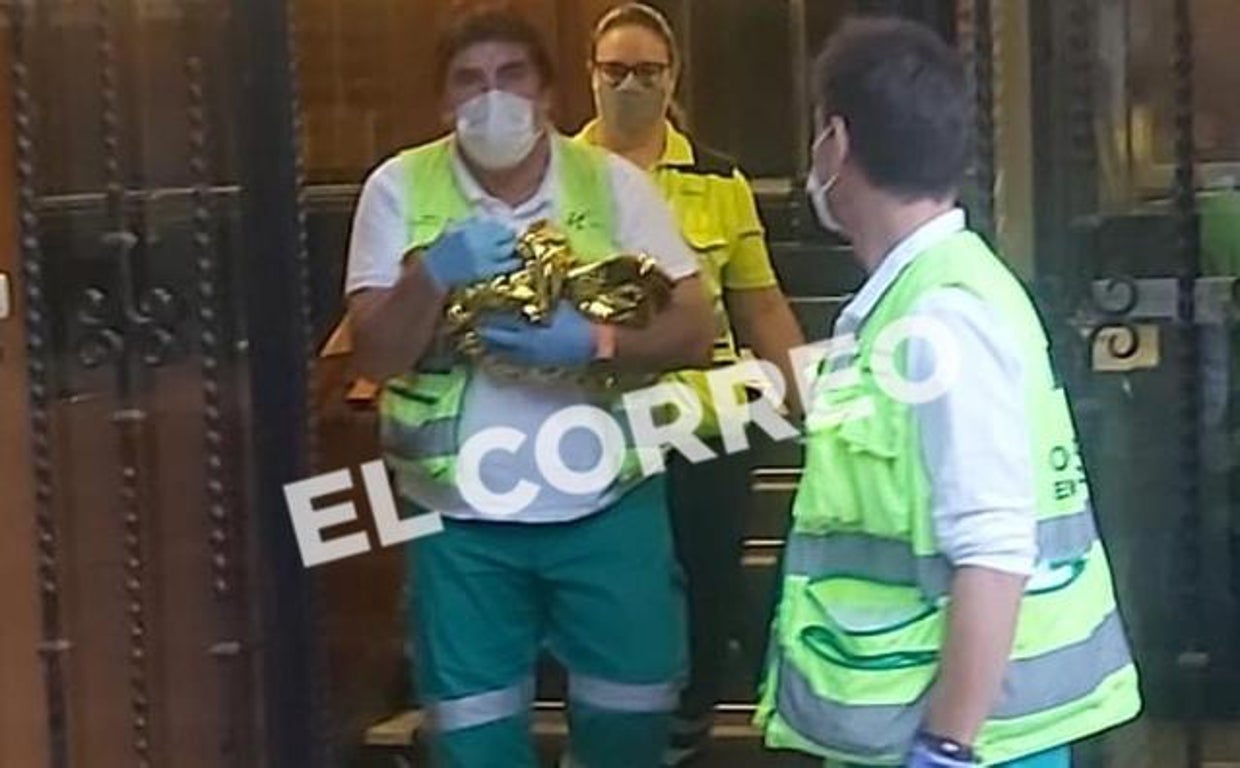 El recién nacido ha sido localizado en el felpudo de un piso