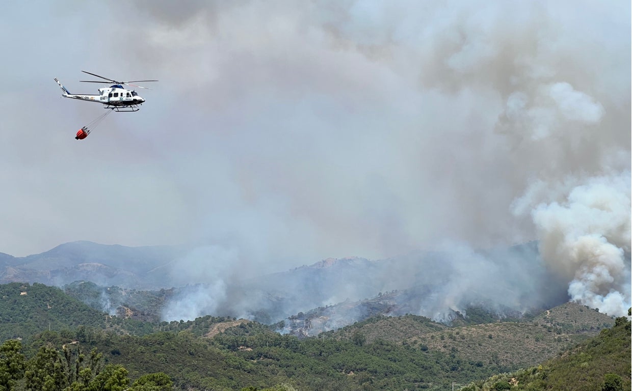 Labores de extinción del incendio de Pujerra