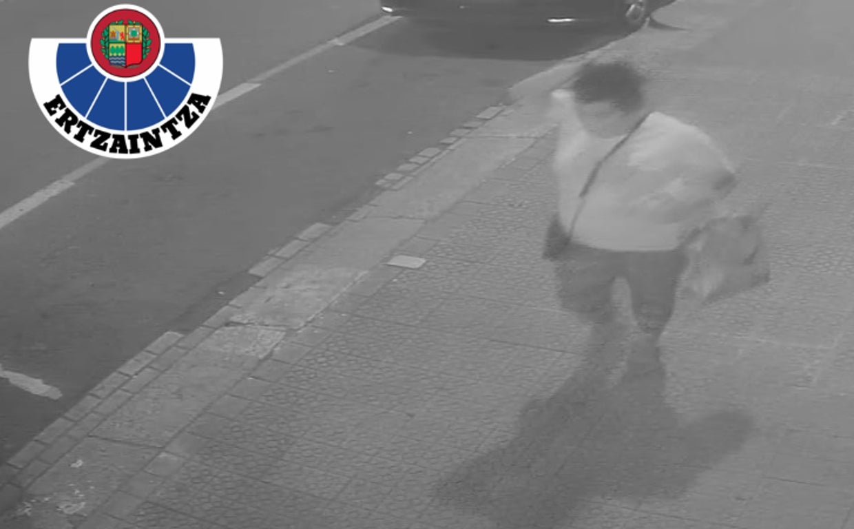 Las cámaras de seguridad han captado a la sospechosa deambulando por Bilbao con el bebé en una bolsa