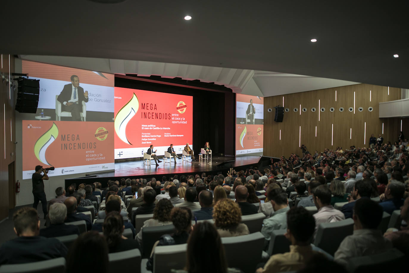 Las imágenes del recibimiento a Felipe González en Toledo