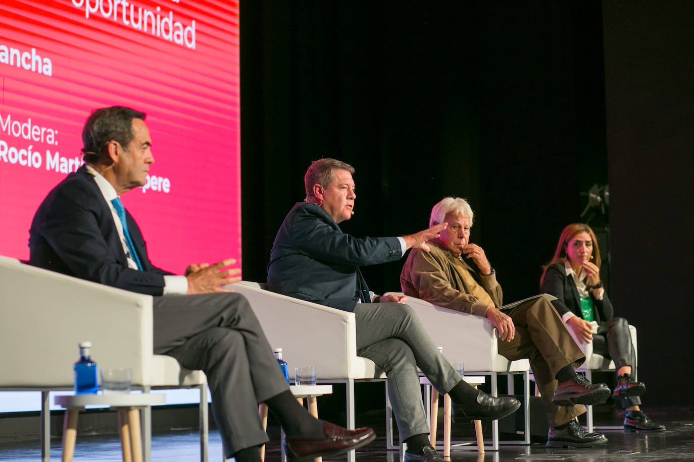 Las imágenes del recibimiento a Felipe González en Toledo