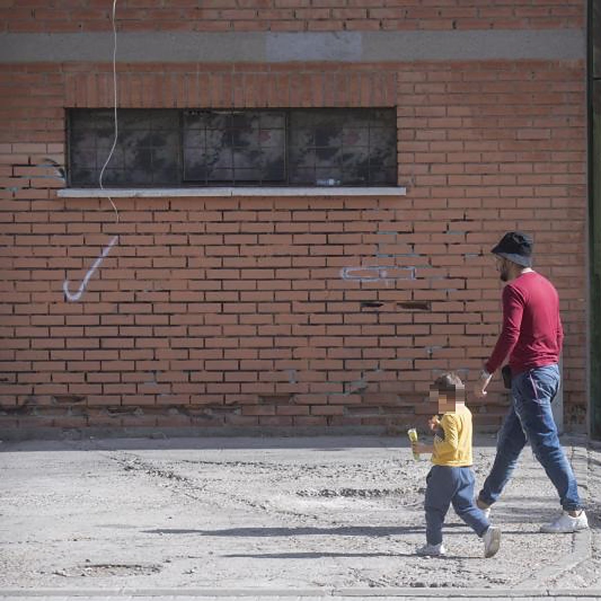 Guerra entre dos naves okupadas por familias con decenas de niños en Torrejón