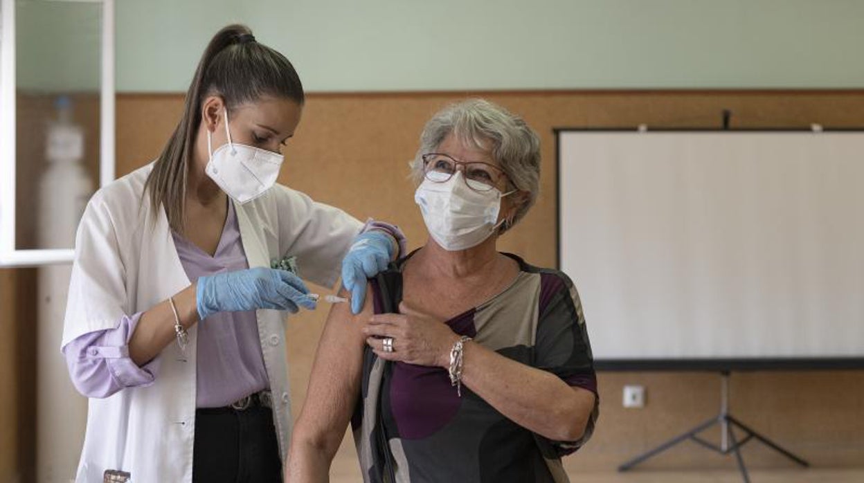 Vacunación contra la gripe y la Covid-19 en Andalucía: fechas, quién se vacuna y cómo pedir cita