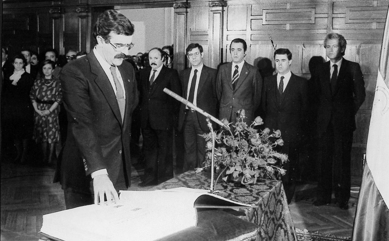José Rodríguez de la Borbolla jura como presidente de la Junta de Andalucía, el 14 de marzo de 1984