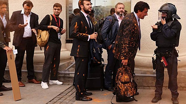 El CEO de Melrin, Ismael Clemente, manchado de pintura en la feria