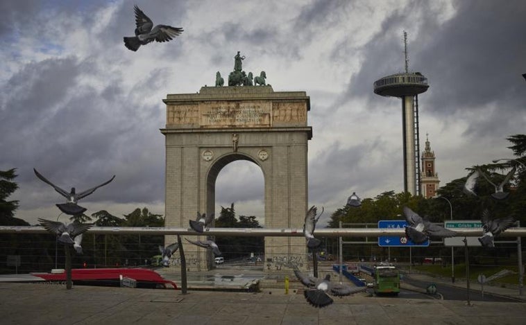 Grietas, goteras, grafitis y botellón: «La situación de abandono y deterioro del Arco de Moncloa es patente»