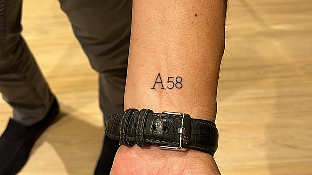 Juanma Moreno enseña el tatuaje que se ha hecho