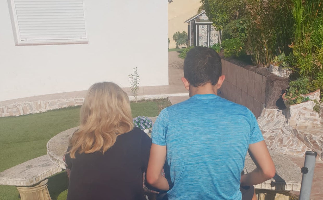 Pilar Joan, junto a su hijo Sergi, en su casa de Vallirana (Barcelona)