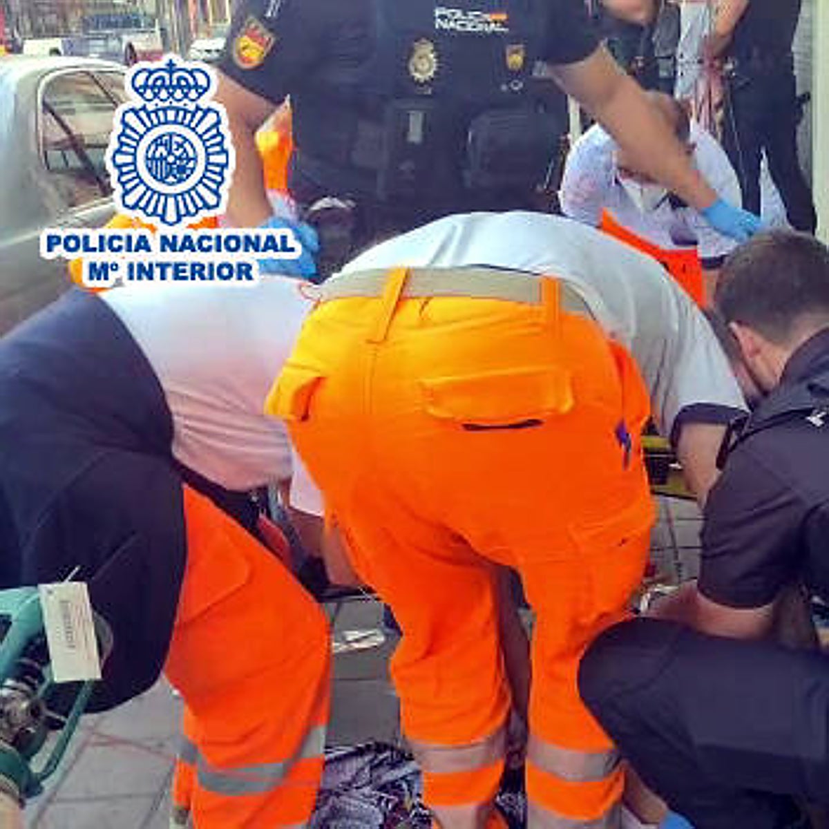 La Policía salva a un bebé de diez meses que se atragantó mientras iba en coche con sus padres en Alicante