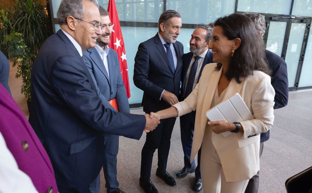 Rocío Monasterio estrecha la mano del vicepresidente Enrique Ossorio