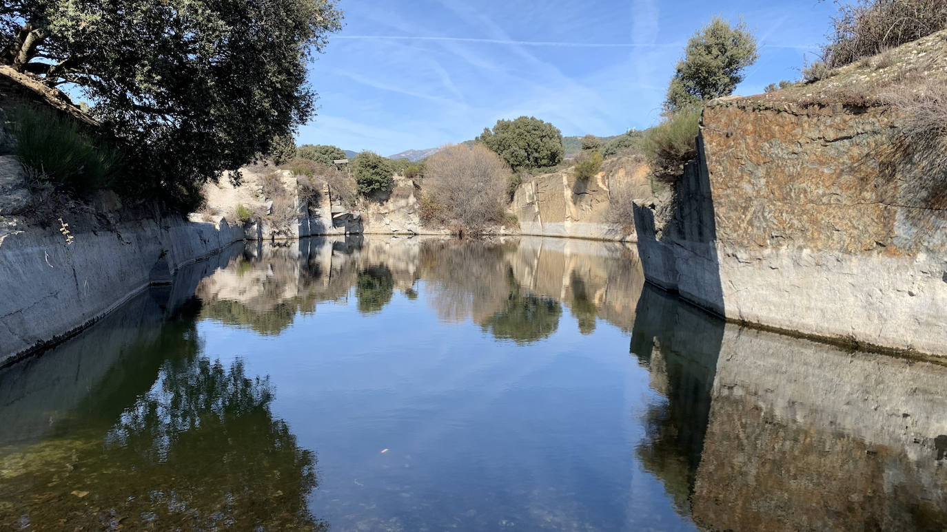 Las Canteras de Alpedrete son una antigua explotación minera, cuya restauración está previsto realizar con cargo a fondos europeos del Mecanismo de Recuperación y Resiliencia. En ellas hay importantes poblaciones de especies de anfibios amenazados y de aves ligadas a los cortados rocosos.