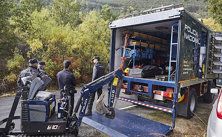 Imagen principal - Camión y retroexcavadora del GOIT, el grupo policial experto en todo tipo de búsquedas; Foto de medio cuerpo de Juana Canal, facilitada por su familia y La carta manuscrita de Jesús, el ex de la víctima