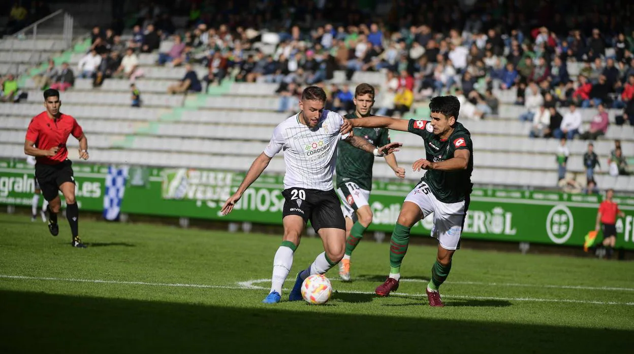 El Córdoba CF araña (1-1) un punto ante el Racing de Ferrol en un partido loco en A Malata
