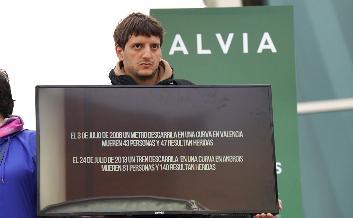 Víctimas y familiares en la entrada del juicio