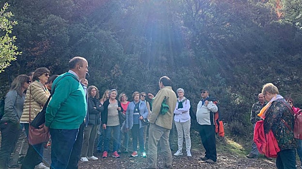 El escritor Rafael Cabanillas explica a un grupo de lectores uno de los episodios de su novela