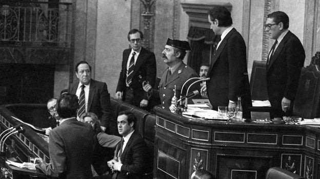 El teniente coronel Tejero irrumpe, pistola en mano, en el Congreso de los Diputados durante la segunda votación de investidura de Leopoldo Calvo Sotelo como presidente del Gobierno