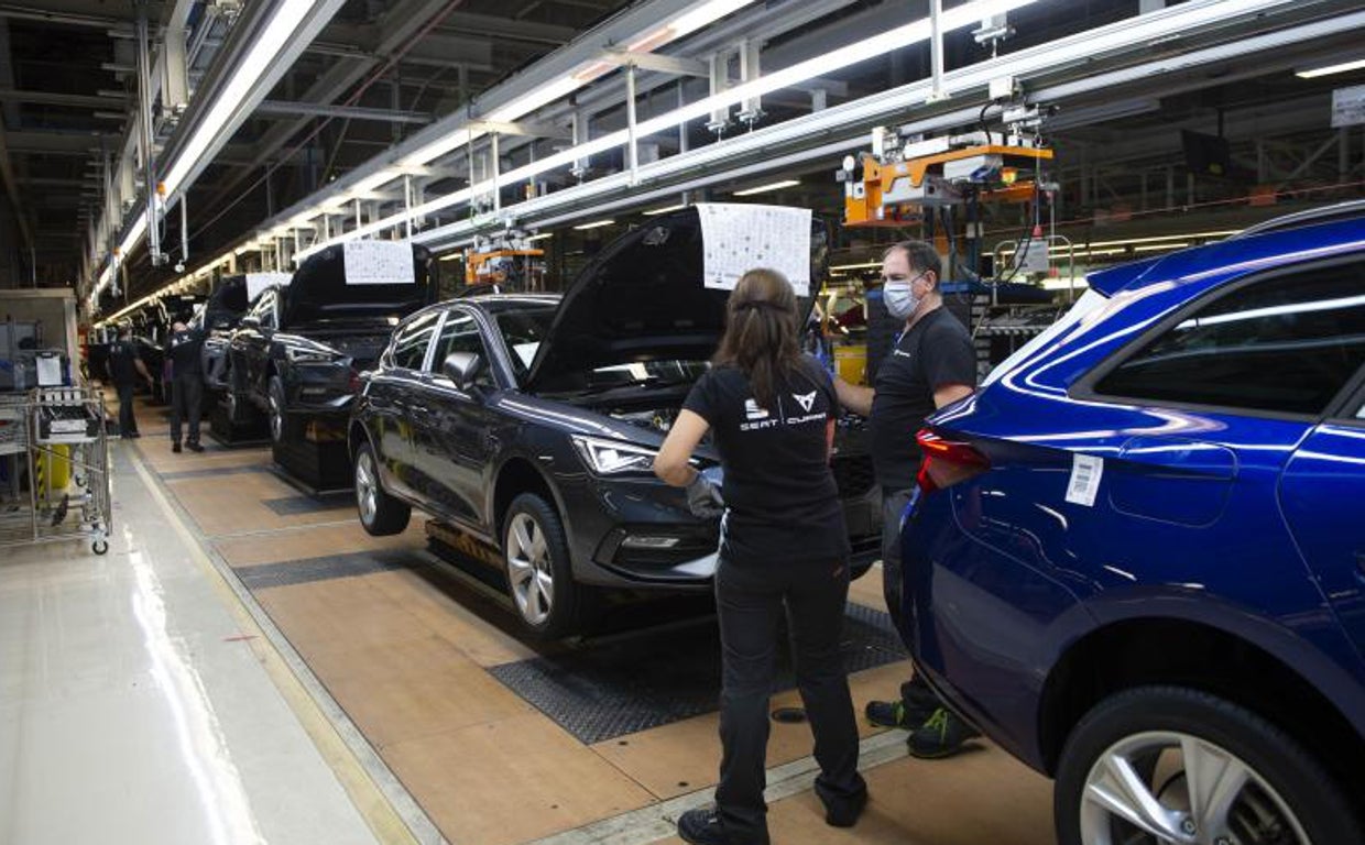 Operarios de Seat, trabajando en una cadena de montaje en una imagen de archivo