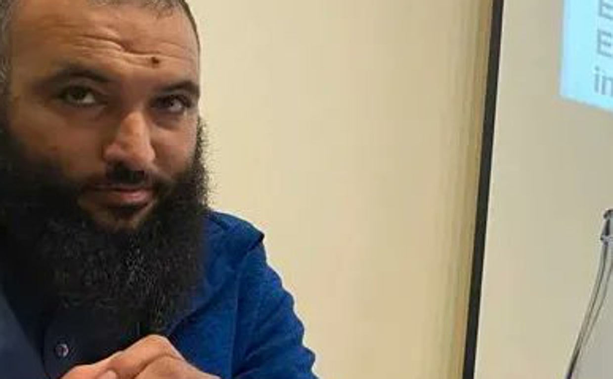 Azbir junto a Badaoui durante una conferencia