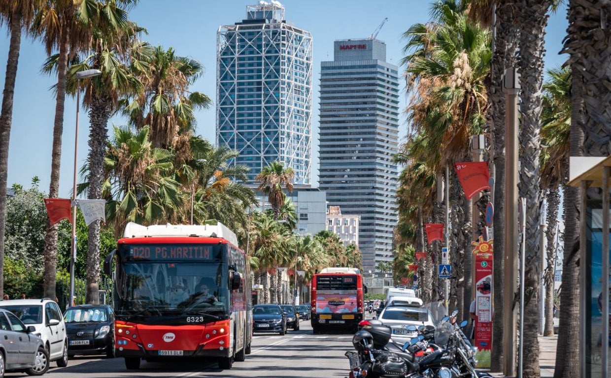 Autobuses por el centro de Barcelona, en una imagen de archivo