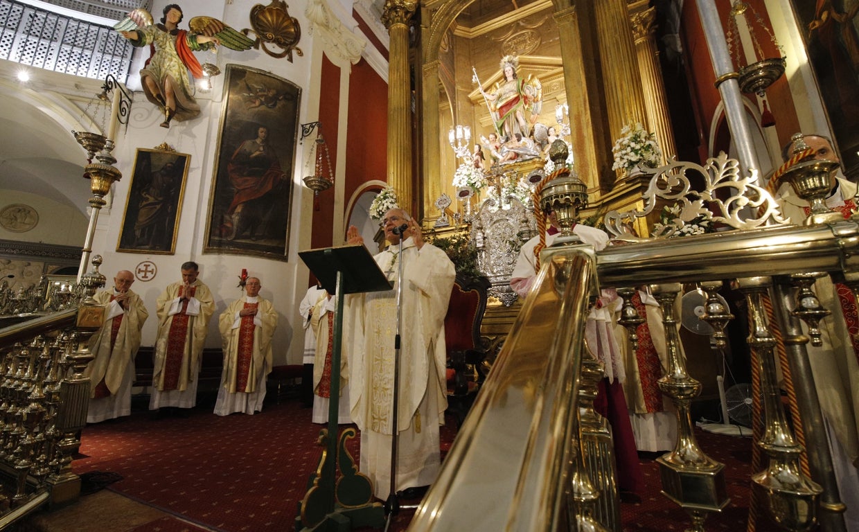 El obispo, ante San Rafael, en la misa de su solemnidad