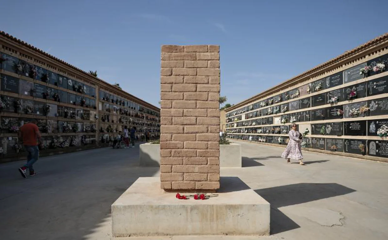 Imagen del monolito en honor a las víctimas del Holocausto nazi en el Cementerio de Valencia