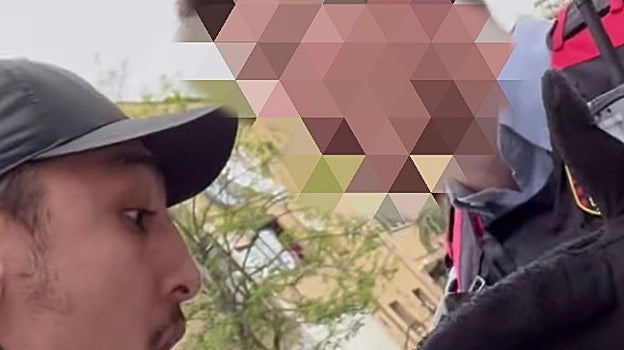 El rapero Morad junto a un agente de los Mossos al que grabó el pasado abril en La Florida